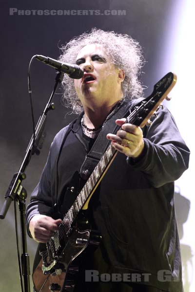 THE CURE - 2016-11-15 - PARIS - Accor Arena - Robert James Smith